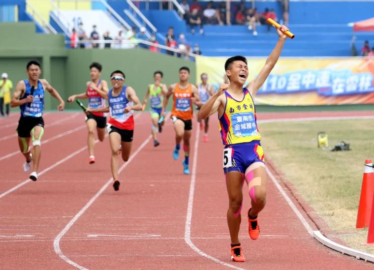 台南市金城國中在國男4×400公尺接力決賽飆3:22.85再破大會。林嘉欣/攝影。