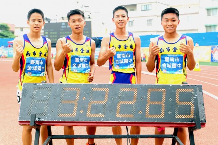 台南市金城國中4×400公尺接力隊吳威翰/戴偉智/楊子慶/ 戴偉勛二佊大會奪金。林嘉欣/攝影。
