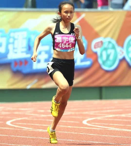宜蘭縣羅東國中蕭宇倢在全中運國女200公尺封后。林嘉欣/攝影。