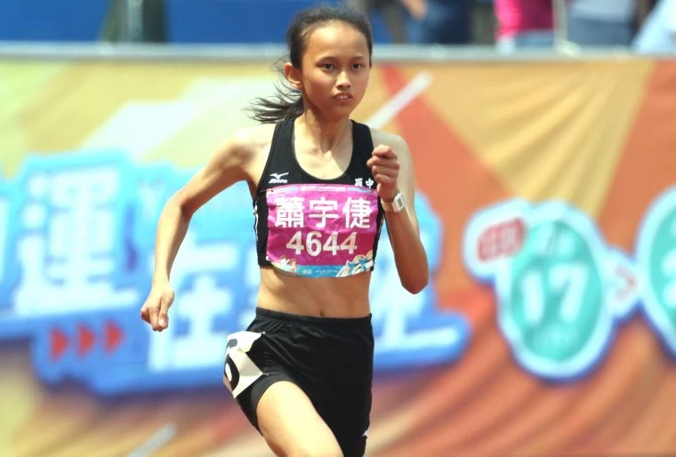 宜蘭縣羅東國中蕭宇倢在全中運國女200公尺封后。林嘉欣/攝影。