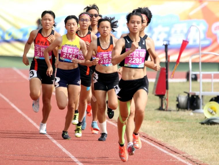 高女800公尺決賽，彰化高商王苡媗2:15.38奪金。林嘉欣／攝影。