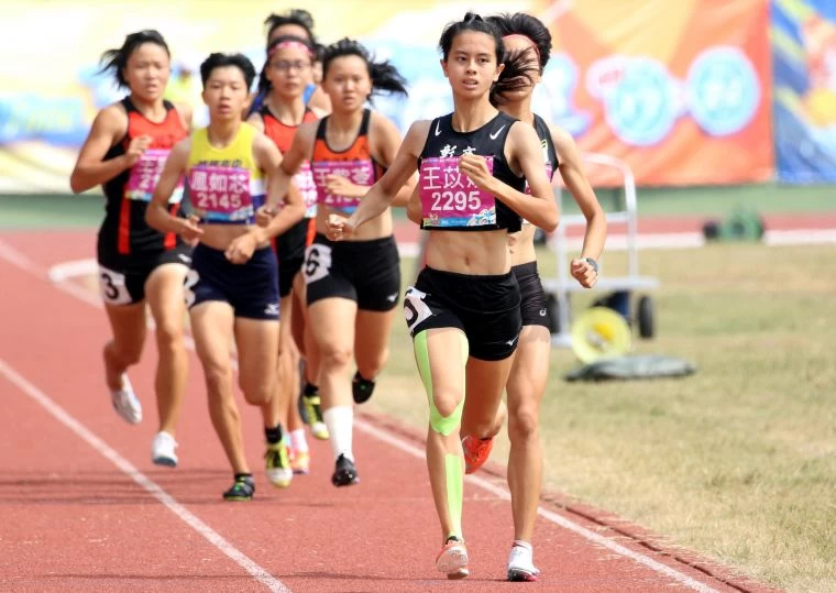 高女800公尺決賽，彰化高商王苡媗2:15.38奪金。林嘉欣／攝影。