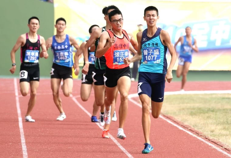 高男800公尺決賽,陽明高中曾子盛1:52.46稱王。林嘉欣/攝影。