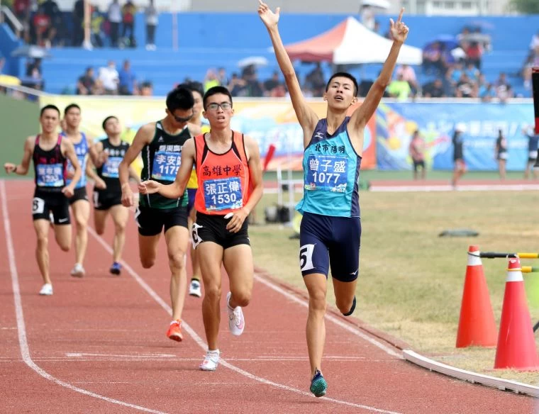 高男800公尺決賽,臺北市陽明高中曾子盛1:52.46稱王。林嘉欣/攝影。