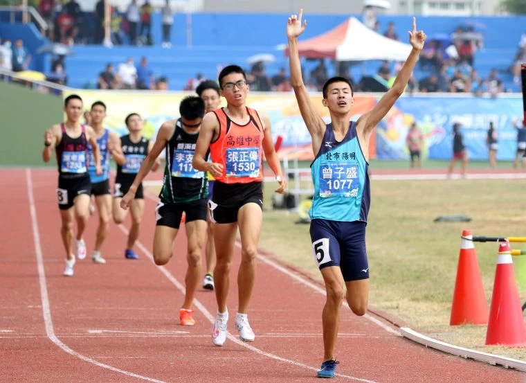 高男800公尺決賽,陽明高中曾子盛1:52.46稱王。林嘉欣/攝影。
