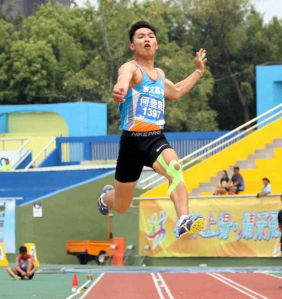 惠文高中何奎霖以7.65在高男跳遠封王。林嘉欣/攝影。