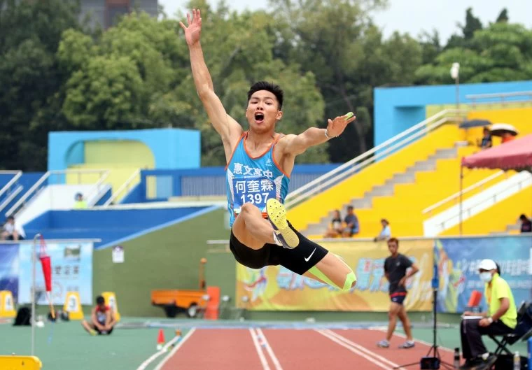 惠文高中何奎霖以7.65在高男跳遠封王。林嘉欣/攝影。