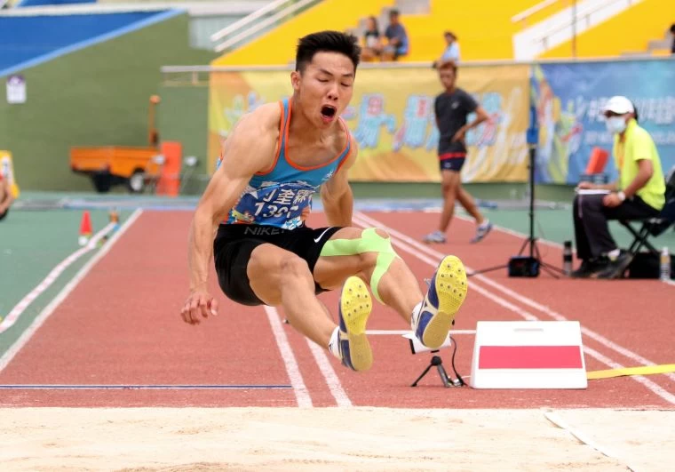 惠文高中何奎霖以7.65在高男跳遠封王。林嘉欣/攝影。