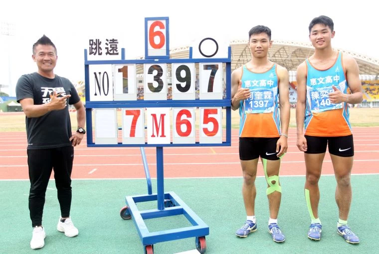 惠文高中何奎霖以7.65在高男跳遠封王,小高一陳奕安得銀,教練蔡欣憲超開心。林嘉欣/攝影。