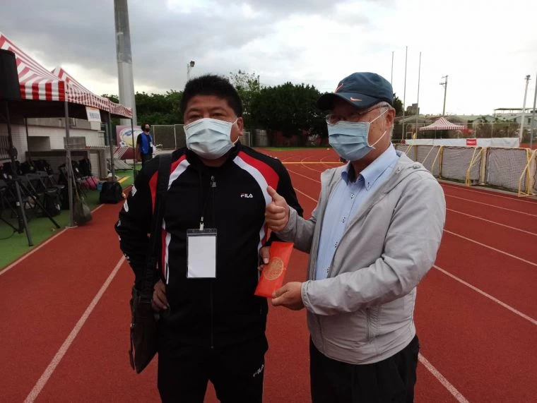 麗臺科技董事長盧崑山(右)賽前特別致贈花中激勵獎金。楊勝凱攝