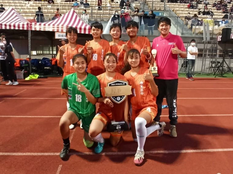 惠文教練李綉琴與第一代七名球員合照。楊勝凱攝