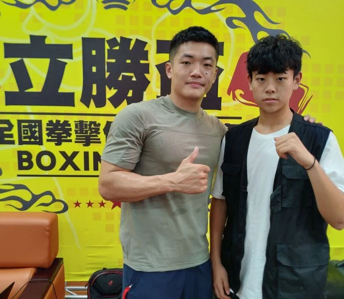 蔡孟昕(右)與教練張智鈞。大會提供