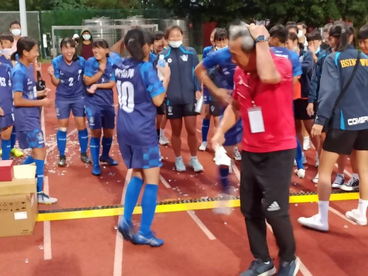 醒吾封后後,教練謝志君被淋的全身溼。楊勝凱勝