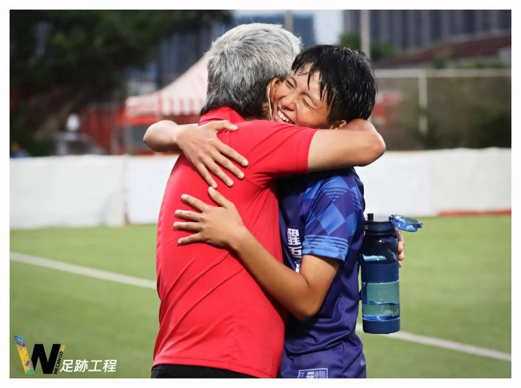 醒吾封后後,教練謝志君與球員相擁慶祝。Wecango365足跡工程提供