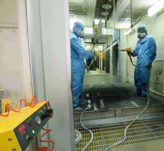 陳和皇以電著塗裝的工法打造活塞獎盃,採靜電吸附塗料,再以超過250度的高溫粉體塗裝,相當耗費體力與精神。大會提供