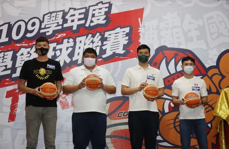 政大教練陳子威(左起)、光復教練陳定杰,HBL南山教練許時清SBL台啤MVP後衛蔣淯安現身說法 。李天助攝