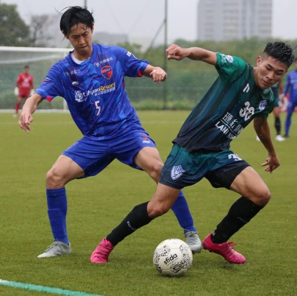 山崎直之(左)防守台體陳柏勳。大會提供