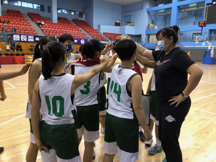 陽明教練李台英與球員互動是一絕。大會提供