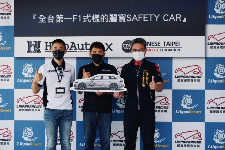 麗寶國際賽車場與哈博車隊聯手打造F1式樣安全車，左為麗寶國際賽車場總經理朱康震。大會提供