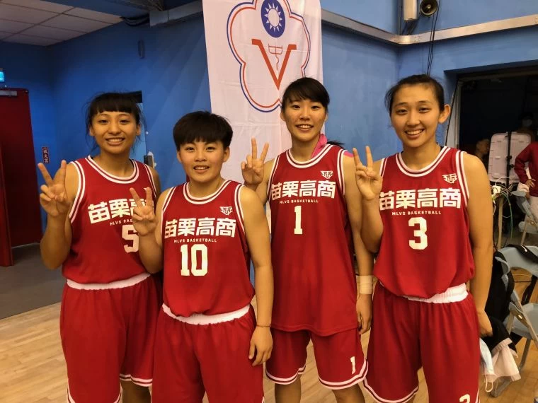 苗商4名高三準畢業生合轟78分,右起張婷姿、王俞庭、彭雪芬、華菁菁。大會提供
