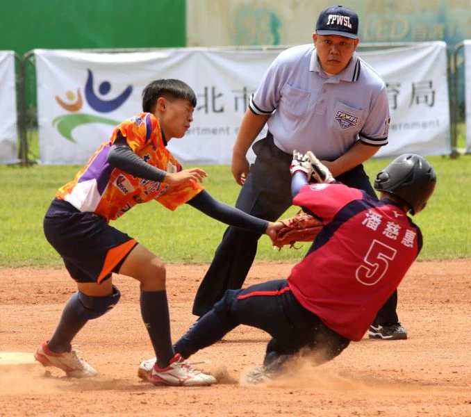 新北凱撒勇士潘慈惠盜向二壘,遭添福嘉南鷹陳喜晏觸殺。全國壘球協會提供