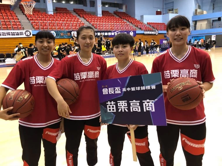 苗商4名高三生華菁菁(左起)、張婷姿、彭雪芬、王俞庭高中生涯最終戰合拿45分。大會提供