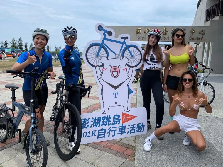 澎湖自行車跳島嘉年華邀請鐵人美女雙主播夏嘉璐(左二)侯以理(左一)及土耳其裔自行車女神舒舒(右三)領軍比基尼辣妹試點踩踏共同為台灣自行車日活動造勢。官方提供
