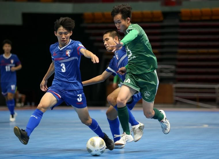 旅人FC魏豊勝(右)帶球突破。大會提供