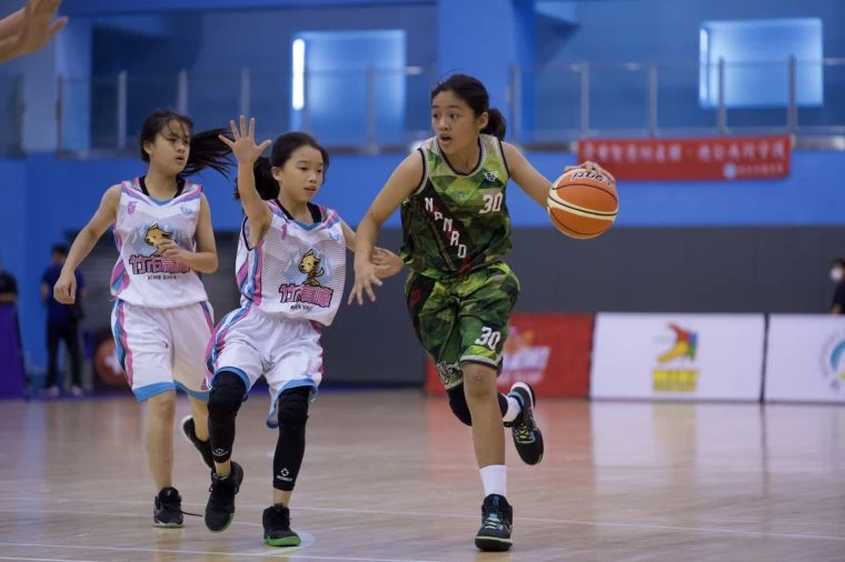 也著NBA勇士咖哩大神柯瑞「30」戰袍的南澳女籃莊云晴運球突破高峰兩人夾擊。大會提供