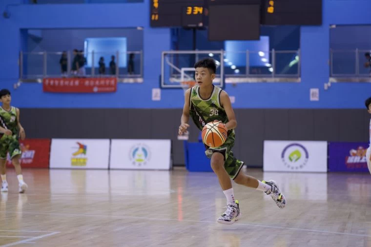 著NBA勇士咖哩大神柯瑞「30」戰袍的南澳男籃莊立安運球推進。大會提供