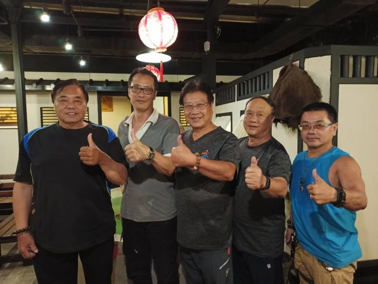 前泳協理事長許東雄(左1)等人關心蔡心嚴的近況。詹健全攝