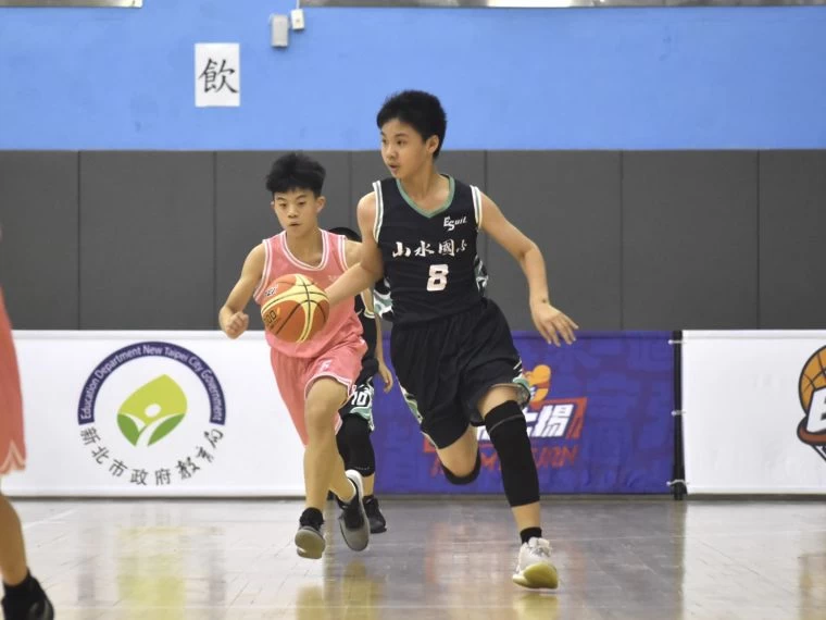 攻下8分的澎湖山水國小蔡冠弘運球推進。大會提供