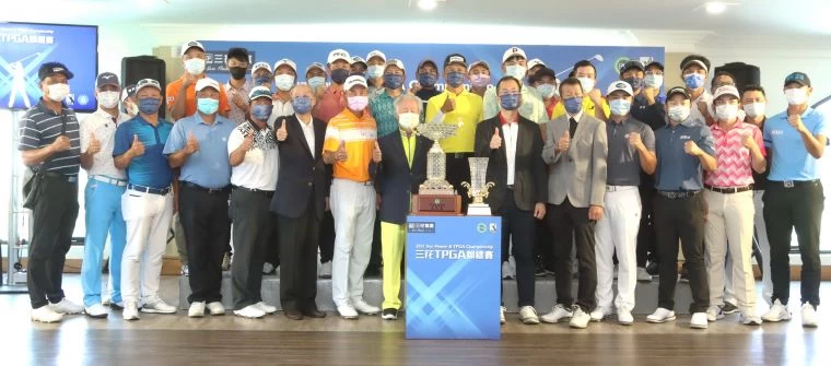 台灣高爾夫俱樂部會長紀文豪丶陳志忠丶三商集團榮譽董事長翁肇喜丶三花棉業總經理施養謙丶TPGA理事長陳榮興丶大會裁判長盧和財和參賽選手大合影。鍾豐榮攝影