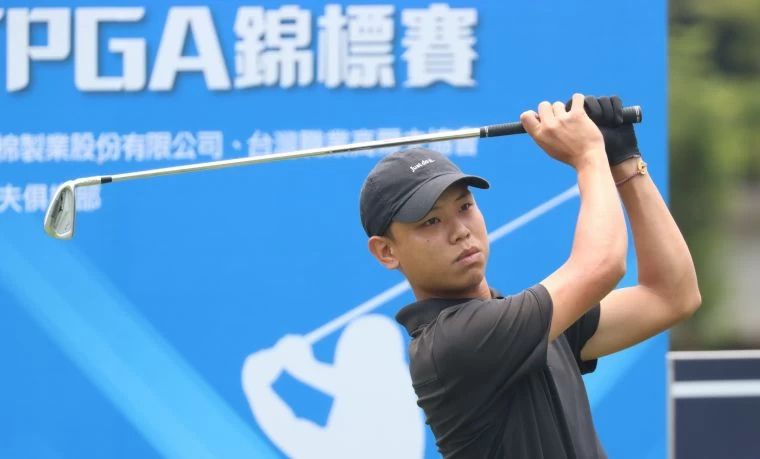 第一回合許閎軒69桿(-3)暫並列第三。鍾豐榮攝影