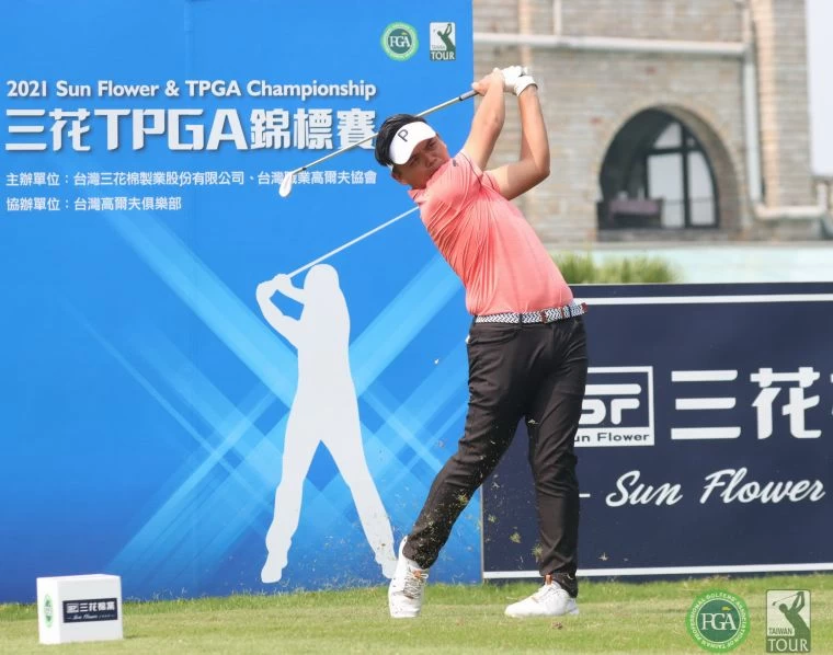 第二回合洪健堯擊出65桿兩天成績以(-11)暫並列第一。鍾豐榮攝影