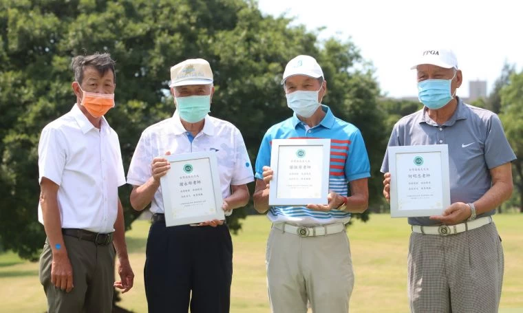 高球前輩謝永郁(左二起).謝敏男丶何明忠在第18洞果嶺上接受TPGA理事長陳榮興(左一)頒獎表揚。鍾豐榮攝影