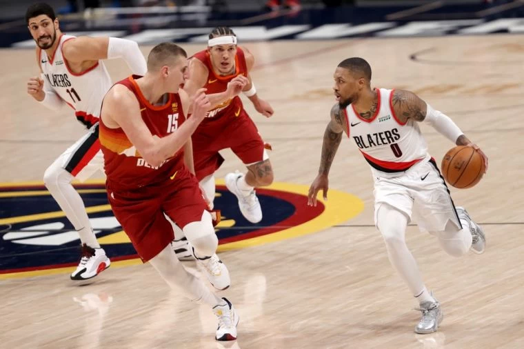 利拉德(右)獨撐,金塊在約基奇(前左)的帶領下大勝,扳成1平。(法新社)