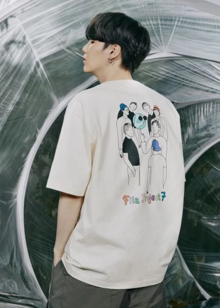 T-Shirt背面有BTS防彈少年團七個大男孩保護地球的插畫家手繪圖。官方提供
