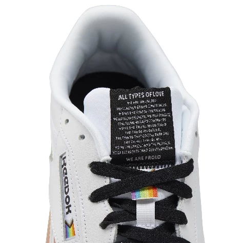 在鞋舌上寫下Reebok「All Type of Love」。官方提供