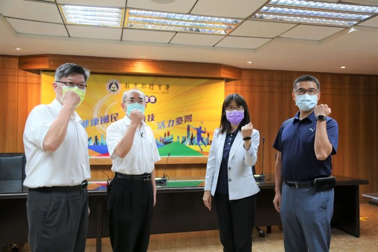 體育署補助體育團體紓困,期盼大家一起攜手加油度過難關(左起競技運動組藍坤田組長、全民運動組呂忠仁組長、國際及兩岸運動組許秀玲組長、秘書室王浩祿主任)。體育署提供