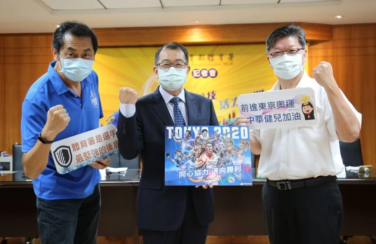 教育部體育署邀請國人一同為東奧選手加油。(右起:體育署競技組藍坤田組長、張少熙署長、競技組周德倫科長)體署提供