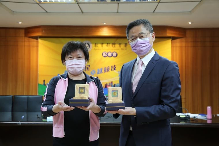 挺台灣英雄,體育署劉姿君組長與台灣運彩林博泰總經理展示紀念金幣。體育署提供