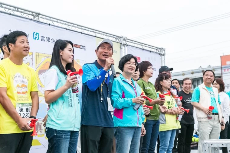鄭宗政(左三)為田中馬總幹事與創辦人﹐左四為彰化縣長王惠美。官方提供