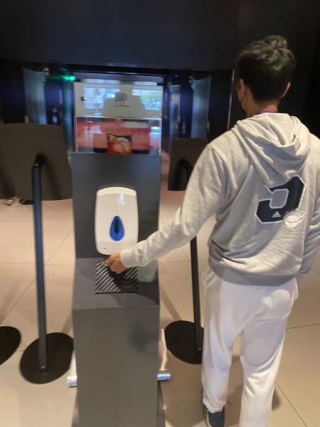 到處都被要求要酒精洗手。盧威儒提供
