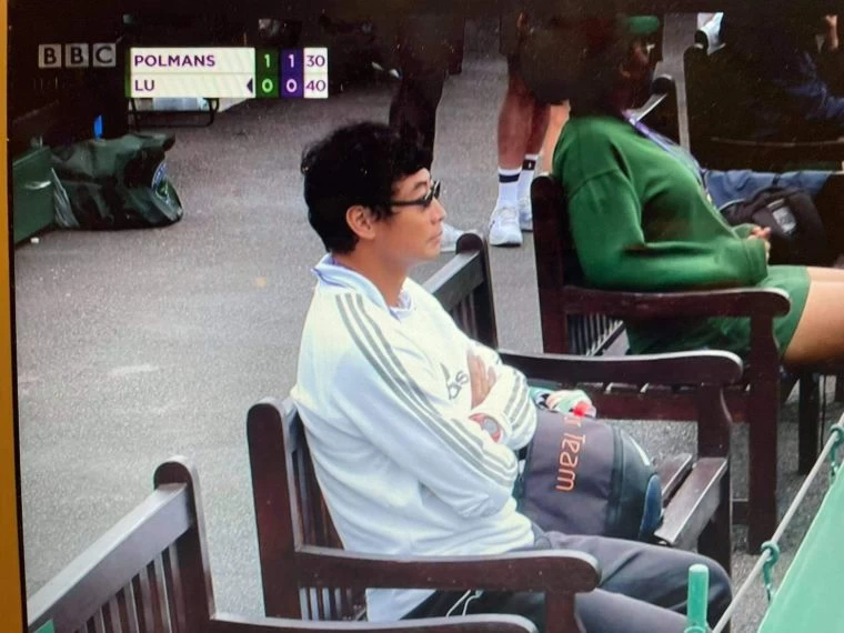 專人引導選手到比賽區,團隊也只能坐在特定的區,球場另外一面則是觀眾坐的。盧威儒提供