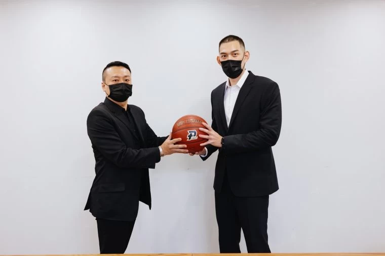 呂政儒(右)與高雄鋼鐵人總經理鄭明元合影。高雄鋼鐵人提供