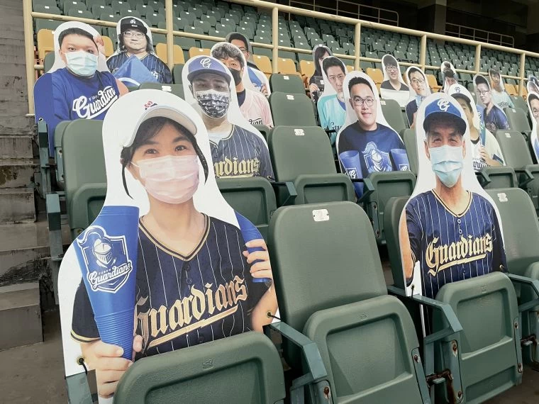悍將鐵粉黑哥、黑嫂。官方提供