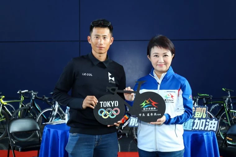 台中市長盧秀燕為馮俊凱前進東京奧運加油。台中運動局提供