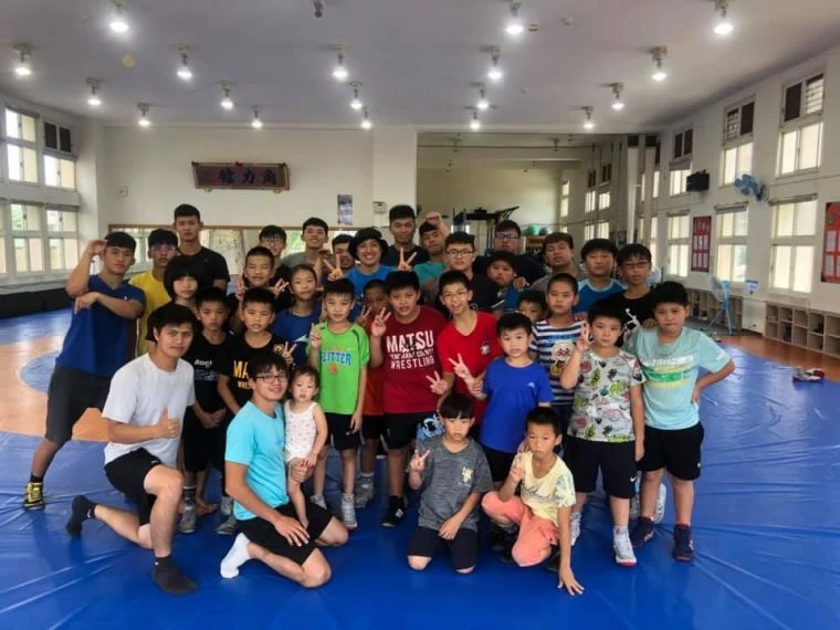 109年全國角力錦標賽備戰期間,陳念琴探班馬祖角力隊。連江縣角力代表隊提供