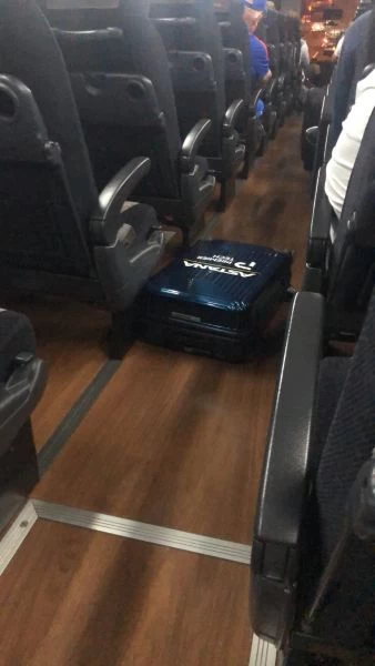 歐洲的參賽選手也跟我們同車。劉金峯提供